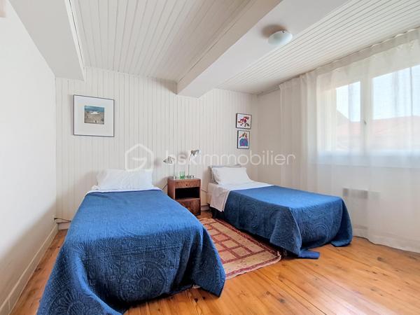 Au cœur d’un quartier calme et à proximité de toutes les commodités, découvrez cette maison de village de caractère en R+3, proposant une distribution agréable sur plusieurs niveaux, un patio-terrasse, un garage et une vue dégagée sur le Canigou.

Au rez-de-chaussée, un hall d’entrée dessert une première chambre, une salle d’eau avec WC ainsi qu’une cave à vin. Un garage complète ce niveau et apporte un véritable confort au quotidien.

Au premier étage, vous découvrirez une agréable pièce de vie réunissant salon, salle à manger et cuisine. Le poêle à bois apporte une atmosphère chaleureuse à cet espace, qui se prolonge sur un patio-terrasse, idéal pour profiter de moments de détente à l’extérieur.

Le deuxième étage se compose de deux chambres, ainsi que d’une salle d’eau avec WC.

Enfin, le troisième et dernier étage est dédié à une suite parentale avec salle d’eau et WC, offrant un espace plus intime et indépendant, agrémenté d’une vue dégagée sur le Canigou. Un grenier complète ce niveau et apporte un espace de rangement supplémentaire.

La maison bénéficie d’un environnement paisible tout en restant proche des commerces, services et commodités. Son patio, son garage et sa vue sur le Canigou viennent compléter les nombreux atouts de ce bien.

 Les plus :

- 4 chambres, dont une suite parentale
- 3 salles d’eau
- Garage
- Patio-terrasse
- Poêle à bois
- Cave à vin
- Grenier
- Vue dégagée sur le Canigou
- Quartier calme
- Proximité de toutes les commodités

Une maison de village pleine de caractère, à la distribution fonctionnelle, offrant des espaces bien répartis et des prestations recherchées en cœur de village.

Je serai ravi de vous la faire découvrir lors d’une visite afin que vous puissiez apprécier son charme et son environnement.