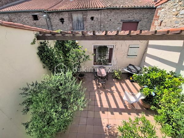 Au cœur d’un quartier calme et à proximité de toutes les commodités, découvrez cette maison de village de caractère en R+3, proposant une distribution agréable sur plusieurs niveaux, un patio-terrasse, un garage et une vue dégagée sur le Canigou.

Au rez-de-chaussée, un hall d’entrée dessert une première chambre, une salle d’eau avec WC ainsi qu’une cave à vin. Un garage complète ce niveau et apporte un véritable confort au quotidien.

Au premier étage, vous découvrirez une agréable pièce de vie réunissant salon, salle à manger et cuisine. Le poêle à bois apporte une atmosphère chaleureuse à cet espace, qui se prolonge sur un patio-terrasse, idéal pour profiter de moments de détente à l’extérieur.

Le deuxième étage se compose de deux chambres, ainsi que d’une salle d’eau avec WC.

Enfin, le troisième et dernier étage est dédié à une suite parentale avec salle d’eau et WC, offrant un espace plus intime et indépendant, agrémenté d’une vue dégagée sur le Canigou. Un grenier complète ce niveau et apporte un espace de rangement supplémentaire.

La maison bénéficie d’un environnement paisible tout en restant proche des commerces, services et commodités. Son patio, son garage et sa vue sur le Canigou viennent compléter les nombreux atouts de ce bien.

 Les plus :

- 4 chambres, dont une suite parentale
- 3 salles d’eau
- Garage
- Patio-terrasse
- Poêle à bois
- Cave à vin
- Grenier
- Vue dégagée sur le Canigou
- Quartier calme
- Proximité de toutes les commodités

Une maison de village pleine de caractère, à la distribution fonctionnelle, offrant des espaces bien répartis et des prestations recherchées en cœur de village.

Je serai ravi de vous la faire découvrir lors d’une visite afin que vous puissiez apprécier son charme et son environnement.