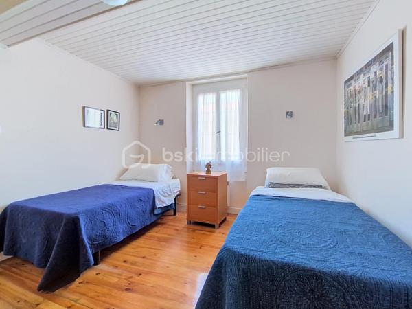 Au cœur d’un quartier calme et à proximité de toutes les commodités, découvrez cette maison de village de caractère en R+3, proposant une distribution agréable sur plusieurs niveaux, un patio-terrasse, un garage et une vue dégagée sur le Canigou.

Au rez-de-chaussée, un hall d’entrée dessert une première chambre, une salle d’eau avec WC ainsi qu’une cave à vin. Un garage complète ce niveau et apporte un véritable confort au quotidien.

Au premier étage, vous découvrirez une agréable pièce de vie réunissant salon, salle à manger et cuisine. Le poêle à bois apporte une atmosphère chaleureuse à cet espace, qui se prolonge sur un patio-terrasse, idéal pour profiter de moments de détente à l’extérieur.

Le deuxième étage se compose de deux chambres, ainsi que d’une salle d’eau avec WC.

Enfin, le troisième et dernier étage est dédié à une suite parentale avec salle d’eau et WC, offrant un espace plus intime et indépendant, agrémenté d’une vue dégagée sur le Canigou. Un grenier complète ce niveau et apporte un espace de rangement supplémentaire.

La maison bénéficie d’un environnement paisible tout en restant proche des commerces, services et commodités. Son patio, son garage et sa vue sur le Canigou viennent compléter les nombreux atouts de ce bien.

 Les plus :

- 4 chambres, dont une suite parentale
- 3 salles d’eau
- Garage
- Patio-terrasse
- Poêle à bois
- Cave à vin
- Grenier
- Vue dégagée sur le Canigou
- Quartier calme
- Proximité de toutes les commodités

Une maison de village pleine de caractère, à la distribution fonctionnelle, offrant des espaces bien répartis et des prestations recherchées en cœur de village.

Je serai ravi de vous la faire découvrir lors d’une visite afin que vous puissiez apprécier son charme et son environnement.