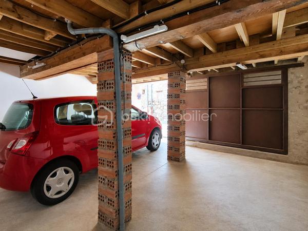 Au cœur d’un quartier calme et à proximité de toutes les commodités, découvrez cette maison de village de caractère en R+3, proposant une distribution agréable sur plusieurs niveaux, un patio-terrasse, un garage et une vue dégagée sur le Canigou.

Au rez-de-chaussée, un hall d’entrée dessert une première chambre, une salle d’eau avec WC ainsi qu’une cave à vin. Un garage complète ce niveau et apporte un véritable confort au quotidien.

Au premier étage, vous découvrirez une agréable pièce de vie réunissant salon, salle à manger et cuisine. Le poêle à bois apporte une atmosphère chaleureuse à cet espace, qui se prolonge sur un patio-terrasse, idéal pour profiter de moments de détente à l’extérieur.

Le deuxième étage se compose de deux chambres, ainsi que d’une salle d’eau avec WC.

Enfin, le troisième et dernier étage est dédié à une suite parentale avec salle d’eau et WC, offrant un espace plus intime et indépendant, agrémenté d’une vue dégagée sur le Canigou. Un grenier complète ce niveau et apporte un espace de rangement supplémentaire.

La maison bénéficie d’un environnement paisible tout en restant proche des commerces, services et commodités. Son patio, son garage et sa vue sur le Canigou viennent compléter les nombreux atouts de ce bien.

 Les plus :

- 4 chambres, dont une suite parentale
- 3 salles d’eau
- Garage
- Patio-terrasse
- Poêle à bois
- Cave à vin
- Grenier
- Vue dégagée sur le Canigou
- Quartier calme
- Proximité de toutes les commodités

Une maison de village pleine de caractère, à la distribution fonctionnelle, offrant des espaces bien répartis et des prestations recherchées en cœur de village.

Je serai ravi de vous la faire découvrir lors d’une visite afin que vous puissiez apprécier son charme et son environnement.