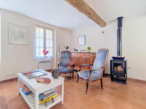 Au cœur d’un quartier calme et à proximité de toutes les commodités, découvrez cette maison de village de caractère en R+3, proposant une distribution agréable sur plusieurs niveaux, un patio-terrasse, un garage et une vue dégagée sur le Canigou.

Au rez-de-chaussée, un hall d’entrée dessert une première chambre, une salle d’eau avec WC ainsi qu’une cave à vin. Un garage complète ce niveau et apporte un véritable confort au quotidien.

Au premier étage, vous découvrirez une agréable pièce de vie réunissant salon, salle à manger et cuisine. Le poêle à bois apporte une atmosphère chaleureuse à cet espace, qui se prolonge sur un patio-terrasse, idéal pour profiter de moments de détente à l’extérieur.

Le deuxième étage se compose de deux chambres, ainsi que d’une salle d’eau avec WC.

Enfin, le troisième et dernier étage est dédié à une suite parentale avec salle d’eau et WC, offrant un espace plus intime et indépendant, agrémenté d’une vue dégagée sur le Canigou. Un grenier complète ce niveau et apporte un espace de rangement supplémentaire.

La maison bénéficie d’un environnement paisible tout en restant proche des commerces, services et commodités. Son patio, son garage et sa vue sur le Canigou viennent compléter les nombreux atouts de ce bien.

 Les plus :

- 4 chambres, dont une suite parentale
- 3 salles d’eau
- Garage
- Patio-terrasse
- Poêle à bois
- Cave à vin
- Grenier
- Vue dégagée sur le Canigou
- Quartier calme
- Proximité de toutes les commodités

Une maison de village pleine de caractère, à la distribution fonctionnelle, offrant des espaces bien répartis et des prestations recherchées en cœur de village.

Je serai ravi de vous la faire découvrir lors d’une visite afin que vous puissiez apprécier son charme et son environnement.