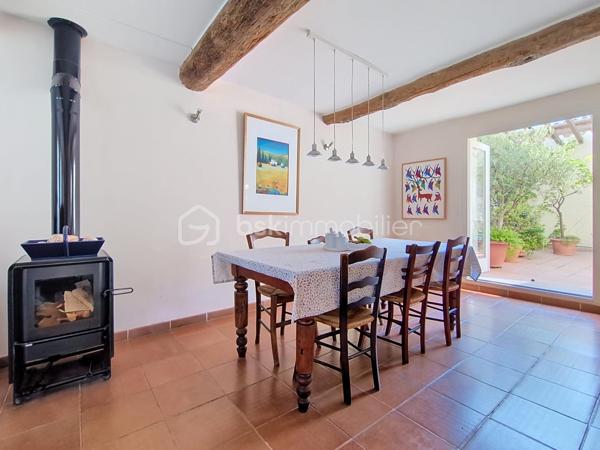 Au cœur d’un quartier calme et à proximité de toutes les commodités, découvrez cette maison de village de caractère en R+3, proposant une distribution agréable sur plusieurs niveaux, un patio-terrasse, un garage et une vue dégagée sur le Canigou.

Au rez-de-chaussée, un hall d’entrée dessert une première chambre, une salle d’eau avec WC ainsi qu’une cave à vin. Un garage complète ce niveau et apporte un véritable confort au quotidien.

Au premier étage, vous découvrirez une agréable pièce de vie réunissant salon, salle à manger et cuisine. Le poêle à bois apporte une atmosphère chaleureuse à cet espace, qui se prolonge sur un patio-terrasse, idéal pour profiter de moments de détente à l’extérieur.

Le deuxième étage se compose de deux chambres, ainsi que d’une salle d’eau avec WC.

Enfin, le troisième et dernier étage est dédié à une suite parentale avec salle d’eau et WC, offrant un espace plus intime et indépendant, agrémenté d’une vue dégagée sur le Canigou. Un grenier complète ce niveau et apporte un espace de rangement supplémentaire.

La maison bénéficie d’un environnement paisible tout en restant proche des commerces, services et commodités. Son patio, son garage et sa vue sur le Canigou viennent compléter les nombreux atouts de ce bien.

 Les plus :

- 4 chambres, dont une suite parentale
- 3 salles d’eau
- Garage
- Patio-terrasse
- Poêle à bois
- Cave à vin
- Grenier
- Vue dégagée sur le Canigou
- Quartier calme
- Proximité de toutes les commodités

Une maison de village pleine de caractère, à la distribution fonctionnelle, offrant des espaces bien répartis et des prestations recherchées en cœur de village.

Je serai ravi de vous la faire découvrir lors d’une visite afin que vous puissiez apprécier son charme et son environnement.