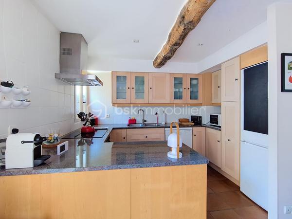 Au cœur d’un quartier calme et à proximité de toutes les commodités, découvrez cette maison de village de caractère en R+3, proposant une distribution agréable sur plusieurs niveaux, un patio-terrasse, un garage et une vue dégagée sur le Canigou.

Au rez-de-chaussée, un hall d’entrée dessert une première chambre, une salle d’eau avec WC ainsi qu’une cave à vin. Un garage complète ce niveau et apporte un véritable confort au quotidien.

Au premier étage, vous découvrirez une agréable pièce de vie réunissant salon, salle à manger et cuisine. Le poêle à bois apporte une atmosphère chaleureuse à cet espace, qui se prolonge sur un patio-terrasse, idéal pour profiter de moments de détente à l’extérieur.

Le deuxième étage se compose de deux chambres, ainsi que d’une salle d’eau avec WC.

Enfin, le troisième et dernier étage est dédié à une suite parentale avec salle d’eau et WC, offrant un espace plus intime et indépendant, agrémenté d’une vue dégagée sur le Canigou. Un grenier complète ce niveau et apporte un espace de rangement supplémentaire.

La maison bénéficie d’un environnement paisible tout en restant proche des commerces, services et commodités. Son patio, son garage et sa vue sur le Canigou viennent compléter les nombreux atouts de ce bien.

 Les plus :

- 4 chambres, dont une suite parentale
- 3 salles d’eau
- Garage
- Patio-terrasse
- Poêle à bois
- Cave à vin
- Grenier
- Vue dégagée sur le Canigou
- Quartier calme
- Proximité de toutes les commodités

Une maison de village pleine de caractère, à la distribution fonctionnelle, offrant des espaces bien répartis et des prestations recherchées en cœur de village.

Je serai ravi de vous la faire découvrir lors d’une visite afin que vous puissiez apprécier son charme et son environnement.