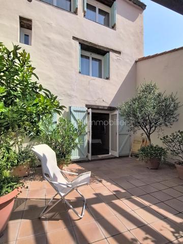 Au cœur d’un quartier calme et à proximité de toutes les commodités, découvrez cette maison de village de caractère en R+3, proposant une distribution agréable sur plusieurs niveaux, un patio-terrasse, un garage et une vue dégagée sur le Canigou.

Au rez-de-chaussée, un hall d’entrée dessert une première chambre, une salle d’eau avec WC ainsi qu’une cave à vin. Un garage complète ce niveau et apporte un véritable confort au quotidien.

Au premier étage, vous découvrirez une agréable pièce de vie réunissant salon, salle à manger et cuisine. Le poêle à bois apporte une atmosphère chaleureuse à cet espace, qui se prolonge sur un patio-terrasse, idéal pour profiter de moments de détente à l’extérieur.

Le deuxième étage se compose de deux chambres, ainsi que d’une salle d’eau avec WC.

Enfin, le troisième et dernier étage est dédié à une suite parentale avec salle d’eau et WC, offrant un espace plus intime et indépendant, agrémenté d’une vue dégagée sur le Canigou. Un grenier complète ce niveau et apporte un espace de rangement supplémentaire.

La maison bénéficie d’un environnement paisible tout en restant proche des commerces, services et commodités. Son patio, son garage et sa vue sur le Canigou viennent compléter les nombreux atouts de ce bien.

 Les plus :

- 4 chambres, dont une suite parentale
- 3 salles d’eau
- Garage
- Patio-terrasse
- Poêle à bois
- Cave à vin
- Grenier
- Vue dégagée sur le Canigou
- Quartier calme
- Proximité de toutes les commodités

Une maison de village pleine de caractère, à la distribution fonctionnelle, offrant des espaces bien répartis et des prestations recherchées en cœur de village.

Je serai ravi de vous la faire découvrir lors d’une visite afin que vous puissiez apprécier son charme et son environnement.