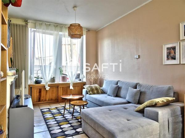 Charmante semi-individuelle avec garage et jardin et de beaux equipements!