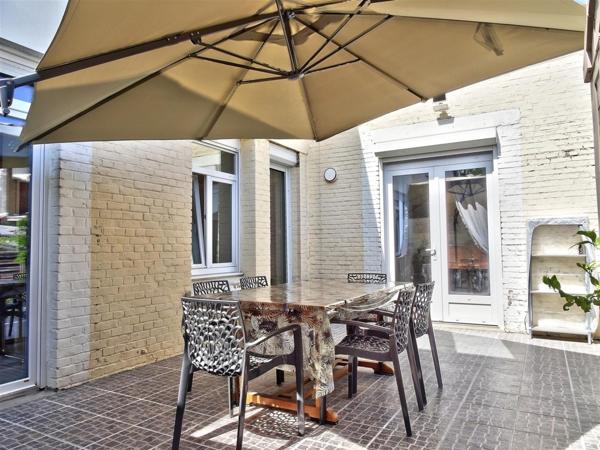 Charmante semi-individuelle avec garage et jardin et de beaux equipements!