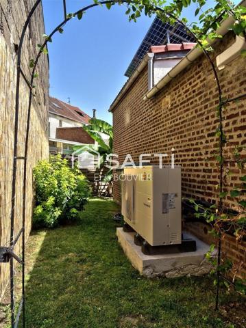 Charmante semi-individuelle avec garage et jardin et de beaux equipements!