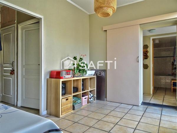 Charmante semi-individuelle avec garage et jardin et de beaux equipements!