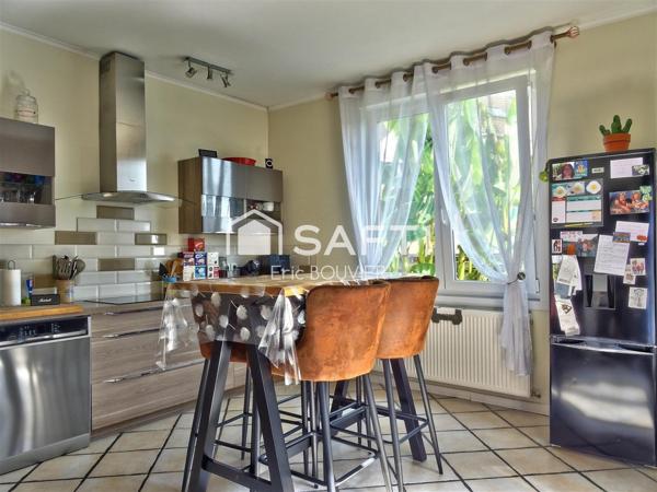 Charmante semi-individuelle avec garage et jardin et de beaux equipements!