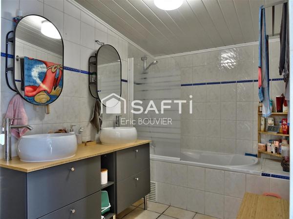 Charmante semi-individuelle avec garage et jardin et de beaux equipements!