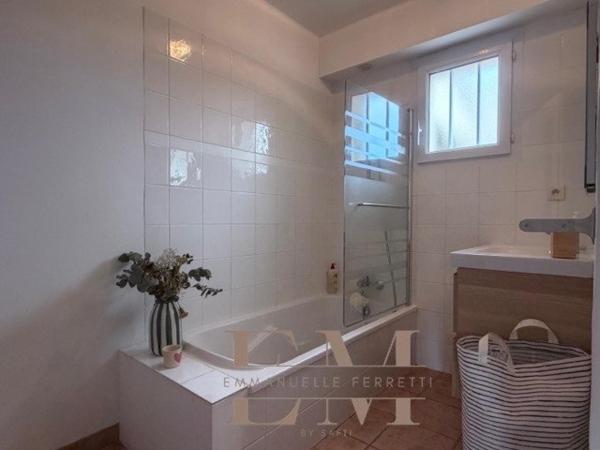MAISON AVEC PISCINE A PROXIMITE DES COMMERCES, 8 KMS PLAGES