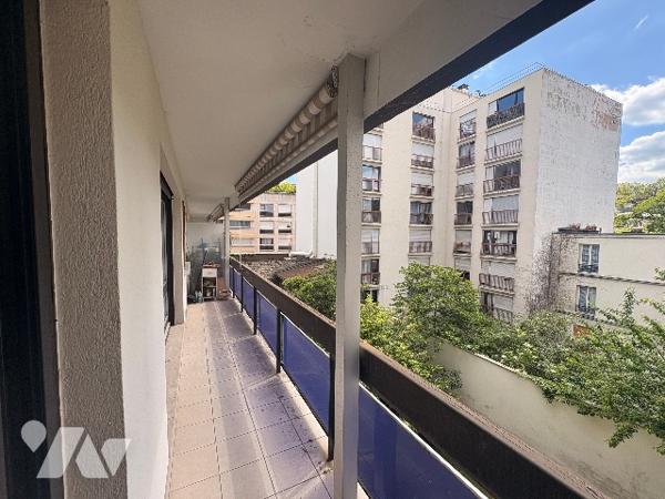2 chambres, séjour, cuisine, salle d'eau et WC séparés. 3e étage avec ascenseur