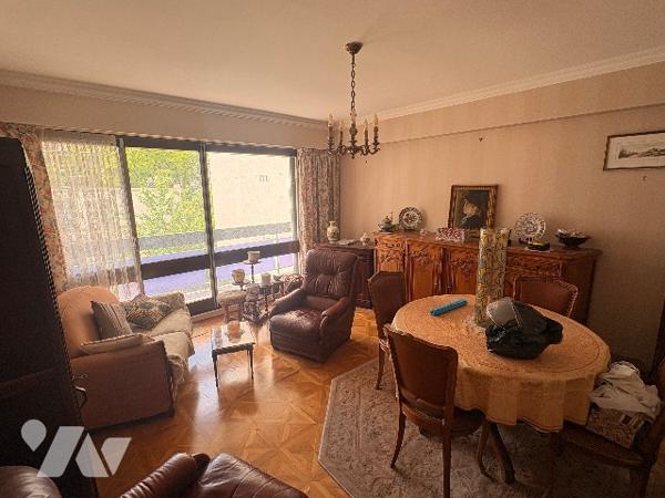 2 chambres, séjour, cuisine, salle d'eau et WC séparés. 3e étage avec ascenseur
