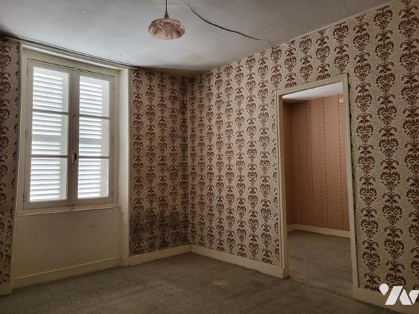 MAISON D'HABITATION AVEC JARDIN