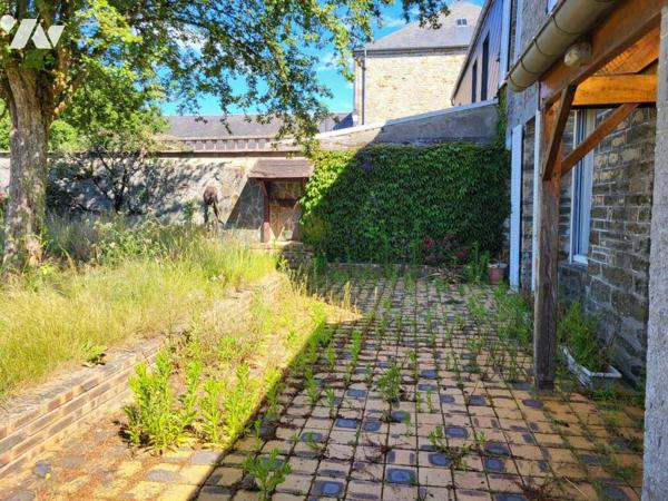 MAISON D'HABITATION AVEC JARDIN