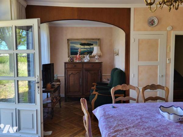 MAISON D'HABITATION AVEC JARDIN