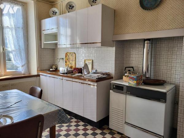 MAISON D'HABITATION AVEC JARDIN