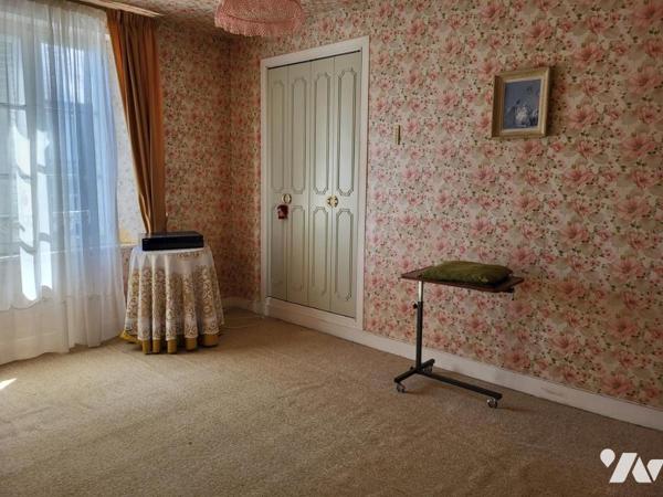 MAISON D'HABITATION AVEC JARDIN