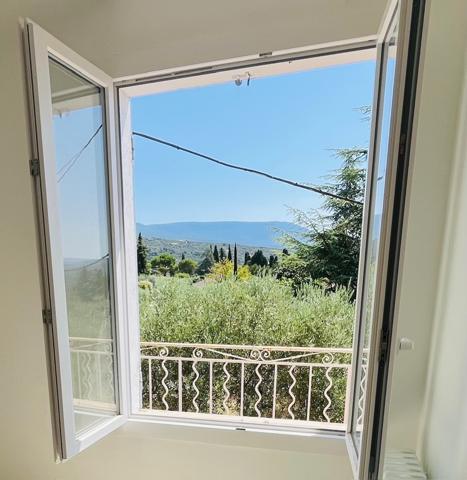 Saint-Saturnin-lès-Apt (84490) Proche village avec vue dominante