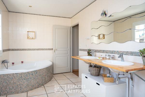 Maison familiale du XIXe siècle avec piscine et dépendances