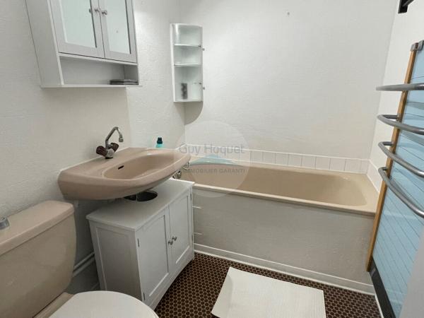 Studio meublé avec cave et place de parking - secteur Caserne