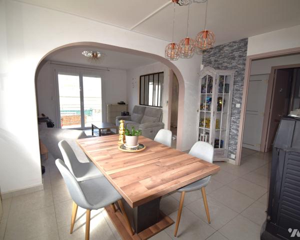 VELET, pavillon de 132 m² hab sur 1208 m² de terrain.