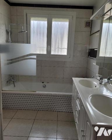 VELET, pavillon de 132 m² hab sur 1208 m² de terrain.