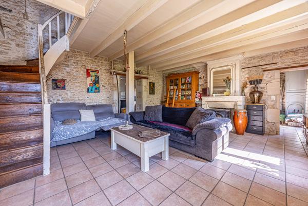 RARE - SUPERBE CHARENTAISE AVEC PIERRES APPARENTES - SITUEE SUR LA MAGNIFIQUE COMMUNE DE MORNAC SUR SEUDRE