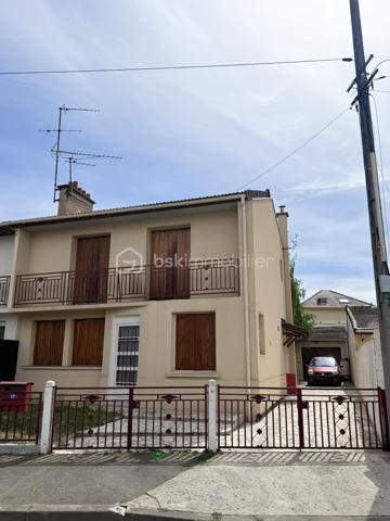 À découvrir sans tarder, cette maison familiale offrant de beaux volumes et un fort potentiel d'aménagement, idéalement située dans un quartier résidentiel calme de Bobigny.

Dès l'entrée, vous serez séduit par son spacieux salon, parfait pour partager des moments conviviaux en famille ou entre amis. La maison comprend également une cuisine indépendante, trois chambres, une salle d'eau ainsi qu'un WC séparé.

À l'extérieur, vous profiterez d'un agréable jardin permettant de stationner jusqu'à trois véhicules en plus du garage, un véritable atout dans le secteur. Une dépendance à rénover complète ce bien et offre de nombreuses possibilités : atelier, espace de stockage, bureau, ou encore futur studio selon vos projets.

Côté emplacement, la maison bénéficie d'une excellente desserte. Le tramway T1 est accessible en quelques minutes à pied et permet de rejoindre rapidement la station Bobigny – Pablo Picasso (métro ligne 5). Plusieurs lignes de bus desservent également le quartier. Écoles, commerces, services et espaces verts sont facilement accessibles, offrant un cadre de vie pratique au quotidien.

Des travaux de rénovation énergétique ainsi qu'un rafraîchissement général sont à prévoir, laissant l'opportunité aux futurs propriétaires de moderniser le bien selon leurs goûts tout en valorisant son potentiel.

Une maison idéale pour une famille, un investisseur ou un acquéreur souhaitant personnaliser son futur lieu de vie dans un secteur dynamique aux portes de Paris.