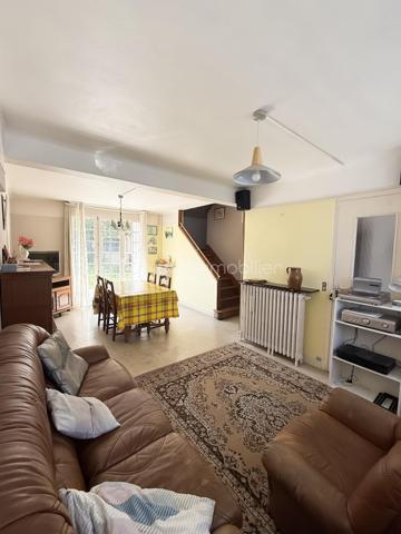 À découvrir sans tarder, cette maison familiale offrant de beaux volumes et un fort potentiel d'aménagement, idéalement située dans un quartier résidentiel calme de Bobigny.

Dès l'entrée, vous serez séduit par son spacieux salon, parfait pour partager des moments conviviaux en famille ou entre amis. La maison comprend également une cuisine indépendante, trois chambres, une salle d'eau ainsi qu'un WC séparé.

À l'extérieur, vous profiterez d'un agréable jardin permettant de stationner jusqu'à trois véhicules en plus du garage, un véritable atout dans le secteur. Une dépendance à rénover complète ce bien et offre de nombreuses possibilités : atelier, espace de stockage, bureau, ou encore futur studio selon vos projets.

Côté emplacement, la maison bénéficie d'une excellente desserte. Le tramway T1 est accessible en quelques minutes à pied et permet de rejoindre rapidement la station Bobigny – Pablo Picasso (métro ligne 5). Plusieurs lignes de bus desservent également le quartier. Écoles, commerces, services et espaces verts sont facilement accessibles, offrant un cadre de vie pratique au quotidien.

Des travaux de rénovation énergétique ainsi qu'un rafraîchissement général sont à prévoir, laissant l'opportunité aux futurs propriétaires de moderniser le bien selon leurs goûts tout en valorisant son potentiel.

Une maison idéale pour une famille, un investisseur ou un acquéreur souhaitant personnaliser son futur lieu de vie dans un secteur dynamique aux portes de Paris.