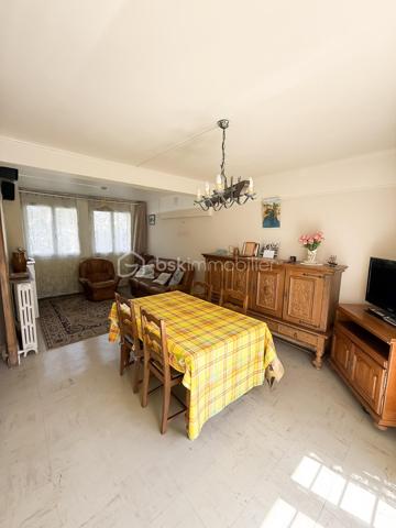 À découvrir sans tarder, cette maison familiale offrant de beaux volumes et un fort potentiel d'aménagement, idéalement située dans un quartier résidentiel calme de Bobigny.

Dès l'entrée, vous serez séduit par son spacieux salon, parfait pour partager des moments conviviaux en famille ou entre amis. La maison comprend également une cuisine indépendante, trois chambres, une salle d'eau ainsi qu'un WC séparé.

À l'extérieur, vous profiterez d'un agréable jardin permettant de stationner jusqu'à trois véhicules en plus du garage, un véritable atout dans le secteur. Une dépendance à rénover complète ce bien et offre de nombreuses possibilités : atelier, espace de stockage, bureau, ou encore futur studio selon vos projets.

Côté emplacement, la maison bénéficie d'une excellente desserte. Le tramway T1 est accessible en quelques minutes à pied et permet de rejoindre rapidement la station Bobigny – Pablo Picasso (métro ligne 5). Plusieurs lignes de bus desservent également le quartier. Écoles, commerces, services et espaces verts sont facilement accessibles, offrant un cadre de vie pratique au quotidien.

Des travaux de rénovation énergétique ainsi qu'un rafraîchissement général sont à prévoir, laissant l'opportunité aux futurs propriétaires de moderniser le bien selon leurs goûts tout en valorisant son potentiel.

Une maison idéale pour une famille, un investisseur ou un acquéreur souhaitant personnaliser son futur lieu de vie dans un secteur dynamique aux portes de Paris.