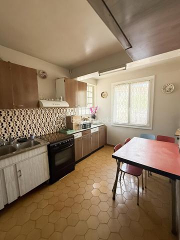 À découvrir sans tarder, cette maison familiale offrant de beaux volumes et un fort potentiel d'aménagement, idéalement située dans un quartier résidentiel calme de Bobigny.

Dès l'entrée, vous serez séduit par son spacieux salon, parfait pour partager des moments conviviaux en famille ou entre amis. La maison comprend également une cuisine indépendante, trois chambres, une salle d'eau ainsi qu'un WC séparé.

À l'extérieur, vous profiterez d'un agréable jardin permettant de stationner jusqu'à trois véhicules en plus du garage, un véritable atout dans le secteur. Une dépendance à rénover complète ce bien et offre de nombreuses possibilités : atelier, espace de stockage, bureau, ou encore futur studio selon vos projets.

Côté emplacement, la maison bénéficie d'une excellente desserte. Le tramway T1 est accessible en quelques minutes à pied et permet de rejoindre rapidement la station Bobigny – Pablo Picasso (métro ligne 5). Plusieurs lignes de bus desservent également le quartier. Écoles, commerces, services et espaces verts sont facilement accessibles, offrant un cadre de vie pratique au quotidien.

Des travaux de rénovation énergétique ainsi qu'un rafraîchissement général sont à prévoir, laissant l'opportunité aux futurs propriétaires de moderniser le bien selon leurs goûts tout en valorisant son potentiel.

Une maison idéale pour une famille, un investisseur ou un acquéreur souhaitant personnaliser son futur lieu de vie dans un secteur dynamique aux portes de Paris.