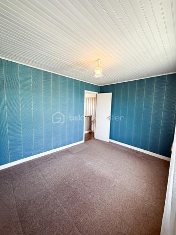 À découvrir sans tarder, cette maison familiale offrant de beaux volumes et un fort potentiel d'aménagement, idéalement située dans un quartier résidentiel calme de Bobigny.

Dès l'entrée, vous serez séduit par son spacieux salon, parfait pour partager des moments conviviaux en famille ou entre amis. La maison comprend également une cuisine indépendante, trois chambres, une salle d'eau ainsi qu'un WC séparé.

À l'extérieur, vous profiterez d'un agréable jardin permettant de stationner jusqu'à trois véhicules en plus du garage, un véritable atout dans le secteur. Une dépendance à rénover complète ce bien et offre de nombreuses possibilités : atelier, espace de stockage, bureau, ou encore futur studio selon vos projets.

Côté emplacement, la maison bénéficie d'une excellente desserte. Le tramway T1 est accessible en quelques minutes à pied et permet de rejoindre rapidement la station Bobigny – Pablo Picasso (métro ligne 5). Plusieurs lignes de bus desservent également le quartier. Écoles, commerces, services et espaces verts sont facilement accessibles, offrant un cadre de vie pratique au quotidien.

Des travaux de rénovation énergétique ainsi qu'un rafraîchissement général sont à prévoir, laissant l'opportunité aux futurs propriétaires de moderniser le bien selon leurs goûts tout en valorisant son potentiel.

Une maison idéale pour une famille, un investisseur ou un acquéreur souhaitant personnaliser son futur lieu de vie dans un secteur dynamique aux portes de Paris.