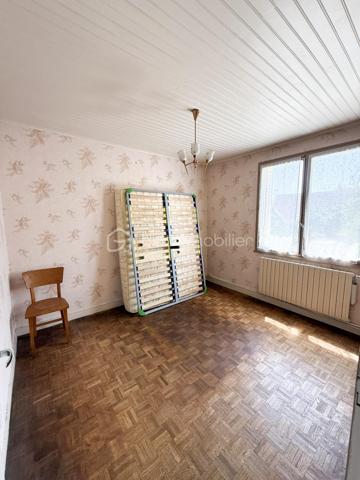 À découvrir sans tarder, cette maison familiale offrant de beaux volumes et un fort potentiel d'aménagement, idéalement située dans un quartier résidentiel calme de Bobigny.

Dès l'entrée, vous serez séduit par son spacieux salon, parfait pour partager des moments conviviaux en famille ou entre amis. La maison comprend également une cuisine indépendante, trois chambres, une salle d'eau ainsi qu'un WC séparé.

À l'extérieur, vous profiterez d'un agréable jardin permettant de stationner jusqu'à trois véhicules en plus du garage, un véritable atout dans le secteur. Une dépendance à rénover complète ce bien et offre de nombreuses possibilités : atelier, espace de stockage, bureau, ou encore futur studio selon vos projets.

Côté emplacement, la maison bénéficie d'une excellente desserte. Le tramway T1 est accessible en quelques minutes à pied et permet de rejoindre rapidement la station Bobigny – Pablo Picasso (métro ligne 5). Plusieurs lignes de bus desservent également le quartier. Écoles, commerces, services et espaces verts sont facilement accessibles, offrant un cadre de vie pratique au quotidien.

Des travaux de rénovation énergétique ainsi qu'un rafraîchissement général sont à prévoir, laissant l'opportunité aux futurs propriétaires de moderniser le bien selon leurs goûts tout en valorisant son potentiel.

Une maison idéale pour une famille, un investisseur ou un acquéreur souhaitant personnaliser son futur lieu de vie dans un secteur dynamique aux portes de Paris.