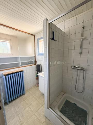 À découvrir sans tarder, cette maison familiale offrant de beaux volumes et un fort potentiel d'aménagement, idéalement située dans un quartier résidentiel calme de Bobigny.

Dès l'entrée, vous serez séduit par son spacieux salon, parfait pour partager des moments conviviaux en famille ou entre amis. La maison comprend également une cuisine indépendante, trois chambres, une salle d'eau ainsi qu'un WC séparé.

À l'extérieur, vous profiterez d'un agréable jardin permettant de stationner jusqu'à trois véhicules en plus du garage, un véritable atout dans le secteur. Une dépendance à rénover complète ce bien et offre de nombreuses possibilités : atelier, espace de stockage, bureau, ou encore futur studio selon vos projets.

Côté emplacement, la maison bénéficie d'une excellente desserte. Le tramway T1 est accessible en quelques minutes à pied et permet de rejoindre rapidement la station Bobigny – Pablo Picasso (métro ligne 5). Plusieurs lignes de bus desservent également le quartier. Écoles, commerces, services et espaces verts sont facilement accessibles, offrant un cadre de vie pratique au quotidien.

Des travaux de rénovation énergétique ainsi qu'un rafraîchissement général sont à prévoir, laissant l'opportunité aux futurs propriétaires de moderniser le bien selon leurs goûts tout en valorisant son potentiel.

Une maison idéale pour une famille, un investisseur ou un acquéreur souhaitant personnaliser son futur lieu de vie dans un secteur dynamique aux portes de Paris.