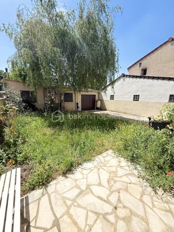 À découvrir sans tarder, cette maison familiale offrant de beaux volumes et un fort potentiel d'aménagement, idéalement située dans un quartier résidentiel calme de Bobigny.

Dès l'entrée, vous serez séduit par son spacieux salon, parfait pour partager des moments conviviaux en famille ou entre amis. La maison comprend également une cuisine indépendante, trois chambres, une salle d'eau ainsi qu'un WC séparé.

À l'extérieur, vous profiterez d'un agréable jardin permettant de stationner jusqu'à trois véhicules en plus du garage, un véritable atout dans le secteur. Une dépendance à rénover complète ce bien et offre de nombreuses possibilités : atelier, espace de stockage, bureau, ou encore futur studio selon vos projets.

Côté emplacement, la maison bénéficie d'une excellente desserte. Le tramway T1 est accessible en quelques minutes à pied et permet de rejoindre rapidement la station Bobigny – Pablo Picasso (métro ligne 5). Plusieurs lignes de bus desservent également le quartier. Écoles, commerces, services et espaces verts sont facilement accessibles, offrant un cadre de vie pratique au quotidien.

Des travaux de rénovation énergétique ainsi qu'un rafraîchissement général sont à prévoir, laissant l'opportunité aux futurs propriétaires de moderniser le bien selon leurs goûts tout en valorisant son potentiel.

Une maison idéale pour une famille, un investisseur ou un acquéreur souhaitant personnaliser son futur lieu de vie dans un secteur dynamique aux portes de Paris.