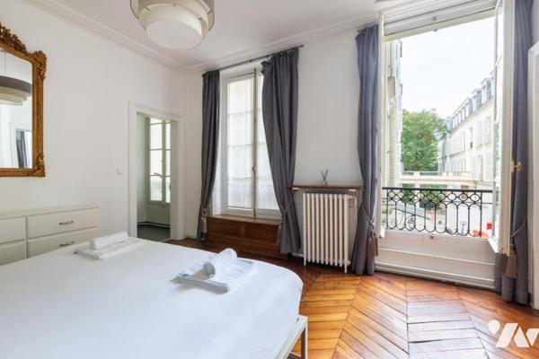 75007 - Invalides / Rue du Bourgogne - Appartement de 148 m² - 3 chambres 