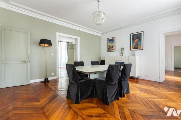 75007 - Invalides / Rue du Bourgogne - Appartement de 148 m² - 3 chambres 