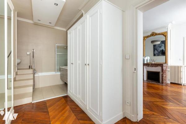 75007 - Invalides / Rue du Bourgogne - Appartement de 148 m² - 3 chambres 