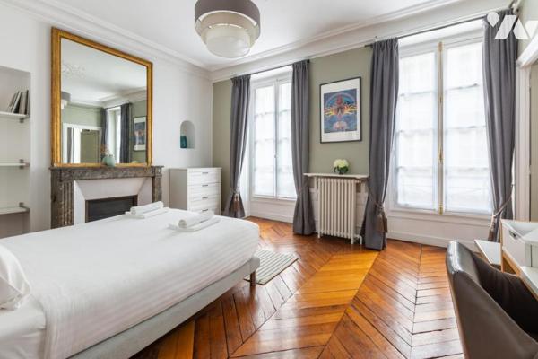 75007 - Invalides / Rue du Bourgogne - Appartement de 148 m² - 3 chambres 