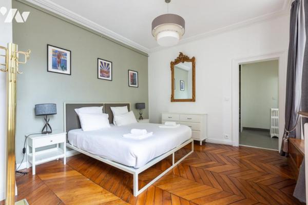 75007 - Invalides / Rue du Bourgogne - Appartement de 148 m² - 3 chambres 