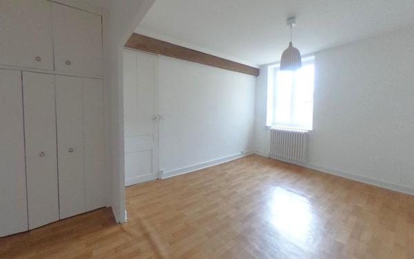 Immeuble à vendre    8 pièces • 175 m2 Thurins