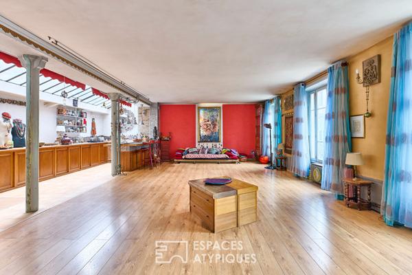 Ancienne salle de yoga esprit loft avec balcon