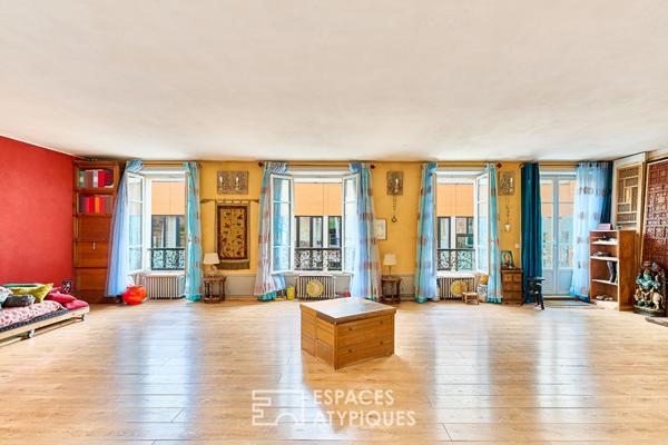Ancienne salle de yoga esprit loft avec balcon
