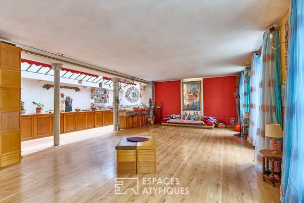 Ancienne salle de yoga esprit loft avec balcon