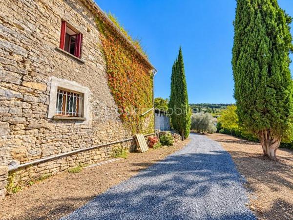 Située dans un environnement calme, offrant une belle parcelle extérieure et des possibilités d'aménagement; piscinable.
Elle se compose de : 3 chambres, 1 cuisine, 1 salon, 1 salle d'eau, 1 salle de bain, 1 toilette séparé, 1 grenier. 
Ce bien bénéficie aussi d'une belle vue avec du potentiel pour qui apprécie le calme et la campagne tout en bénéficiant des commodités de la ville de Limoux très proche.
Faible taxe foncière - maison très lumineuse, agréable terrasse,   à visiter sans tarder !