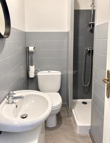 Située dans un environnement calme, offrant une belle parcelle extérieure et des possibilités d'aménagement; piscinable.
Elle se compose de : 3 chambres, 1 cuisine, 1 salon, 1 salle d'eau, 1 salle de bain, 1 toilette séparé, 1 grenier. 
Ce bien bénéficie aussi d'une belle vue avec du potentiel pour qui apprécie le calme et la campagne tout en bénéficiant des commodités de la ville de Limoux très proche.
Faible taxe foncière - maison très lumineuse, agréable terrasse,   à visiter sans tarder !