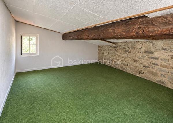 Située dans un environnement calme, offrant une belle parcelle extérieure et des possibilités d'aménagement; piscinable.
Elle se compose de : 3 chambres, 1 cuisine, 1 salon, 1 salle d'eau, 1 salle de bain, 1 toilette séparé, 1 grenier. 
Ce bien bénéficie aussi d'une belle vue avec du potentiel pour qui apprécie le calme et la campagne tout en bénéficiant des commodités de la ville de Limoux très proche.
Faible taxe foncière - maison très lumineuse, agréable terrasse,   à visiter sans tarder !