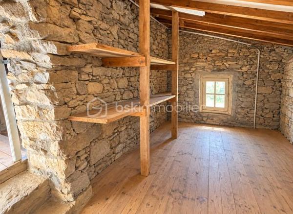 Située dans un environnement calme, offrant une belle parcelle extérieure et des possibilités d'aménagement; piscinable.
Elle se compose de : 3 chambres, 1 cuisine, 1 salon, 1 salle d'eau, 1 salle de bain, 1 toilette séparé, 1 grenier. 
Ce bien bénéficie aussi d'une belle vue avec du potentiel pour qui apprécie le calme et la campagne tout en bénéficiant des commodités de la ville de Limoux très proche.
Faible taxe foncière - maison très lumineuse, agréable terrasse,   à visiter sans tarder !