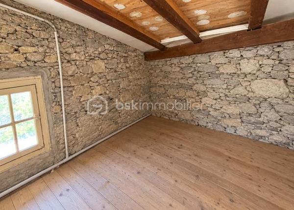 Située dans un environnement calme, offrant une belle parcelle extérieure et des possibilités d'aménagement; piscinable.
Elle se compose de : 3 chambres, 1 cuisine, 1 salon, 1 salle d'eau, 1 salle de bain, 1 toilette séparé, 1 grenier. 
Ce bien bénéficie aussi d'une belle vue avec du potentiel pour qui apprécie le calme et la campagne tout en bénéficiant des commodités de la ville de Limoux très proche.
Faible taxe foncière - maison très lumineuse, agréable terrasse,   à visiter sans tarder !